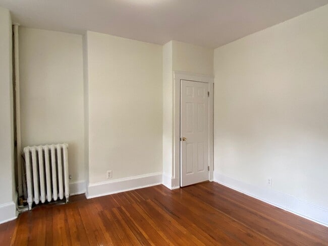 Building Photo - Nice, large 1 bed in a prime location in A...