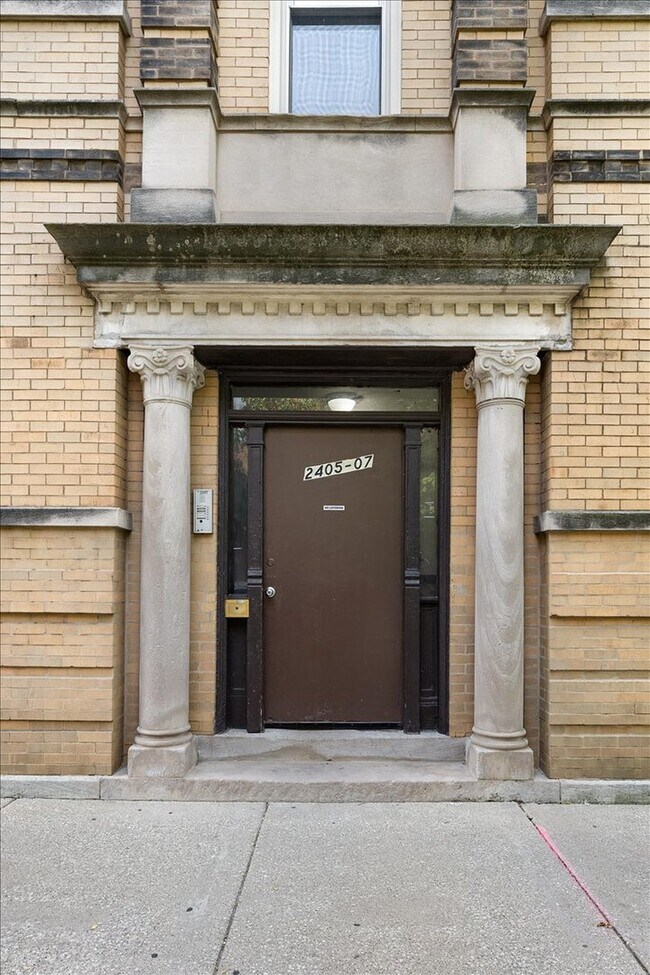 Foto del edificio - 2405 W McLean Ave