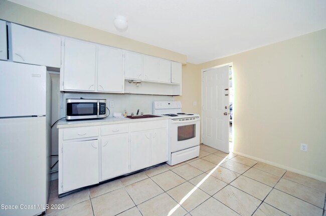 Building Photo - 1420 Avocado Ave