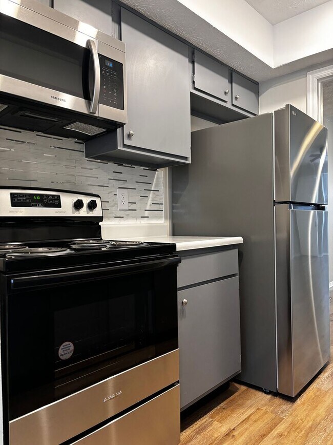 Building Photo - 2 Bed 1.5 bath Condo with Carport