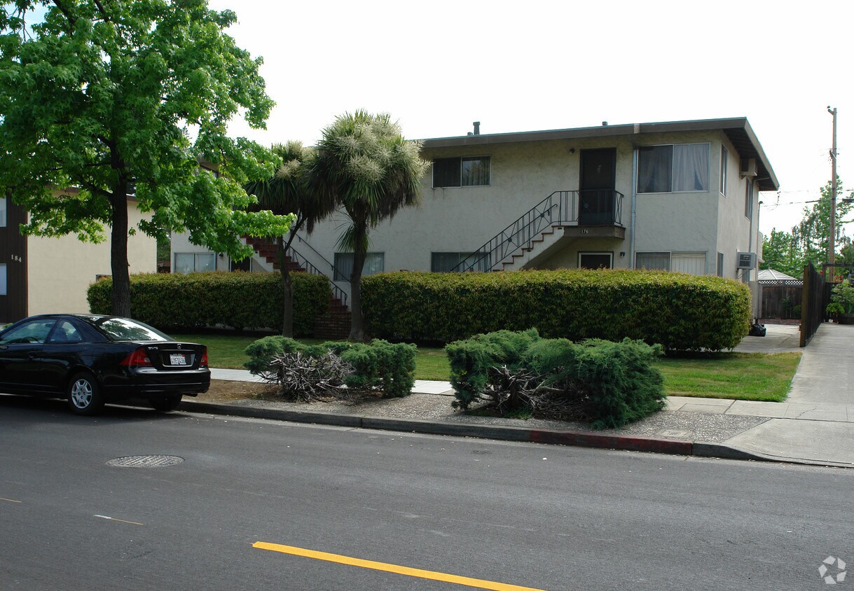 Primary Photo - 176 Carlton Ave