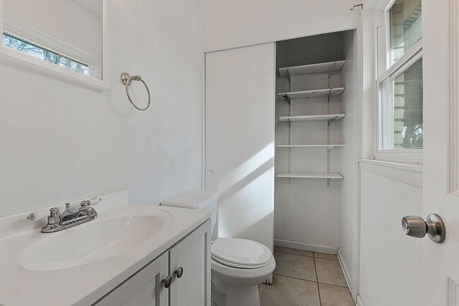 Building Photo - Spacious and Convenient Location! 3 Bedroo...