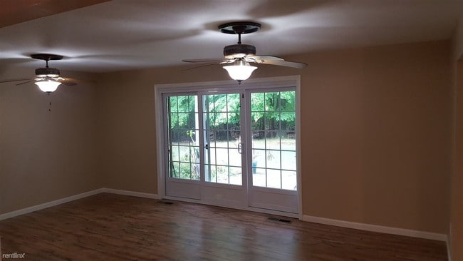Building Photo - 6940 Carriage Hill Dr