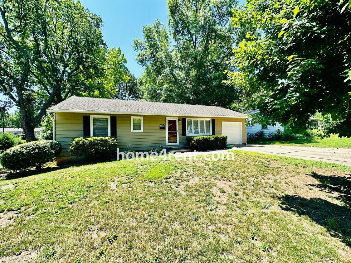 Primary Photo - Beautiful Hardwoods w Fenced-in Yard!