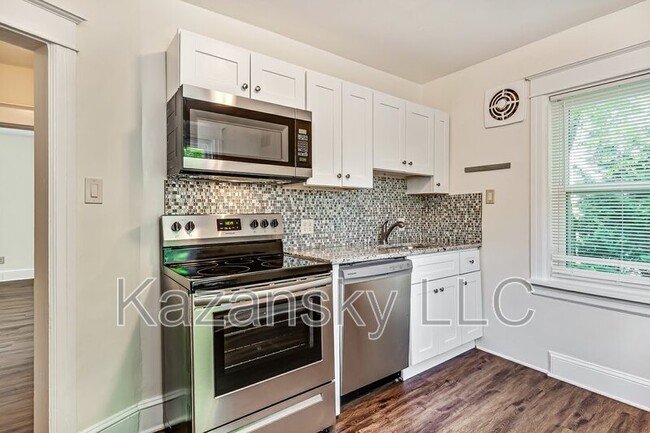 Foto del edificio - 2477 Brookdale Ave