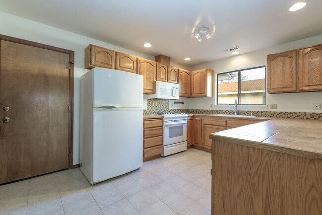 Foto del edificio - 3-bedroom, 2-bathroom home in great neighborhood!