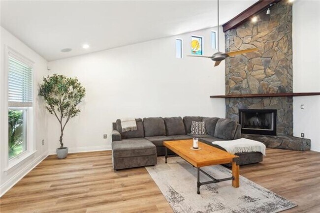 Building Photo - Beautiful Water Front Home