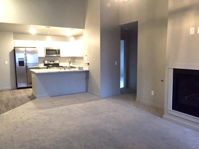 Cocina con zona de comedor y barra para sentarse. - 4643 Bembrick St