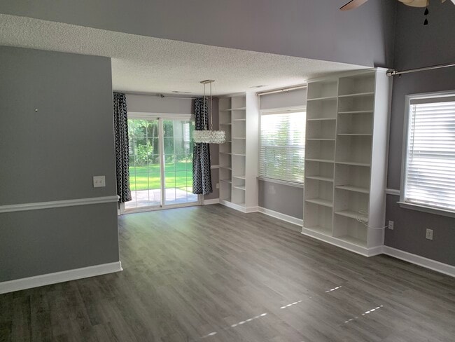 Living room/dining room - 300 Derby Park Ave