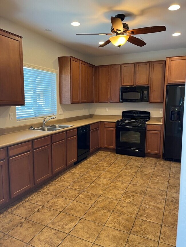 Building Photo - Community pool, 3 bed 2.5 bath in Rio Paseo