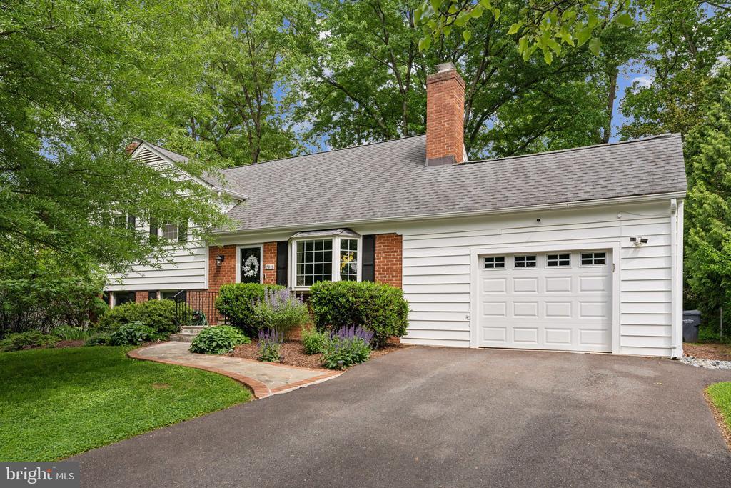 Primary Photo - 7911 Roswell Dr