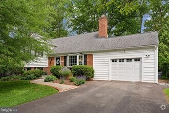 Building Photo - 7911 Roswell Dr