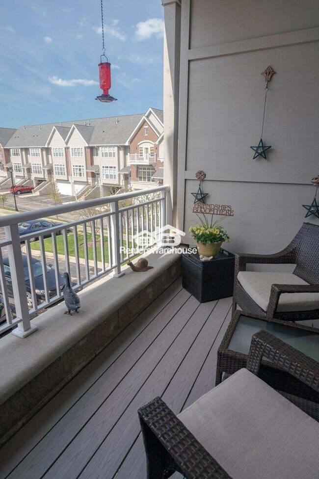 Building Photo - 3872 S Lake Dr