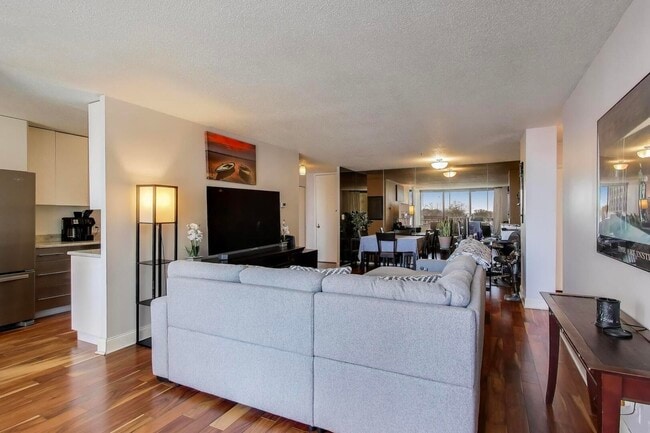 Building Photo - 3150 N Sheridan Rd