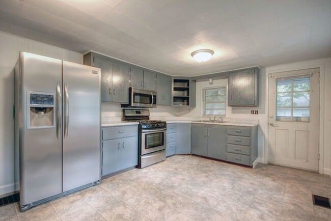 Building Photo - 3-bedroom home in Urbana available NOW!