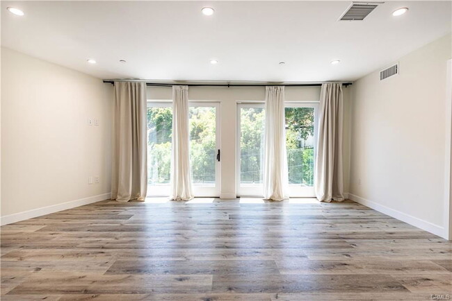 Building Photo - 1516 N Beverly Glen Blvd