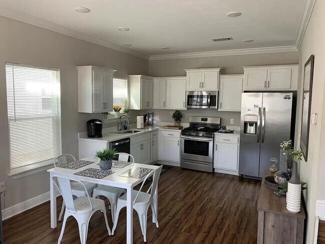 Building Photo - BEAUTIFUL Modern 3 Bedroom Home