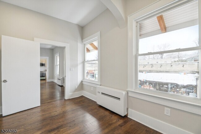 Foto del edificio - 180 Maplewood Ave
