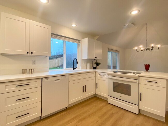 Foto del edificio - FULLY UPDATED Auburn home near Thomas Jefferson HS