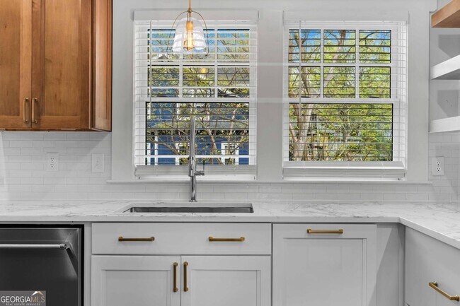 Foto del edificio - 795 St Charles Ave NE