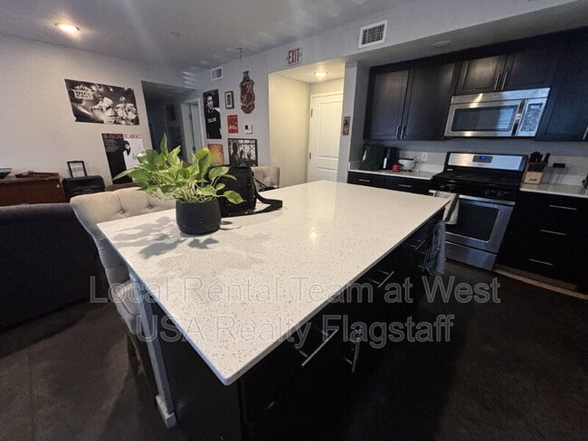 Building Photo - 522 S Fountaine St