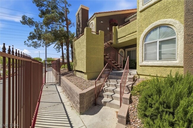Building Photo - 7950 W Flamingo Rd
