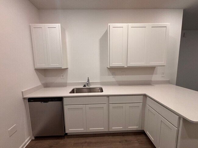 Foto del edificio - Never-Lived-In 3BR/2.5BA Townhome! Screened Lanai & Pond View!