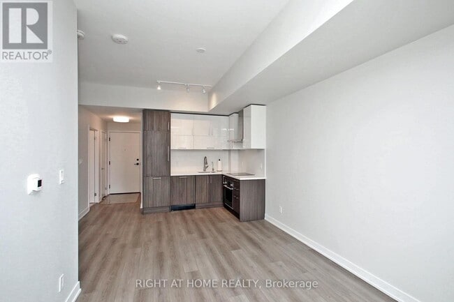 Building Photo - 38 Simcoe Promenade