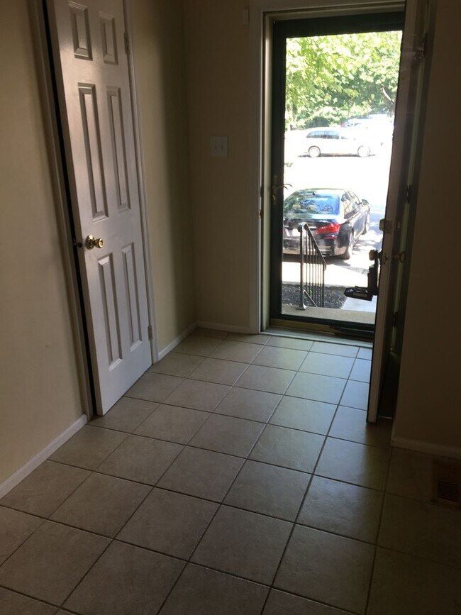 Foto del edificio - Beautiful 3 Bed, 3.5 Bath Brick Townhouse ...