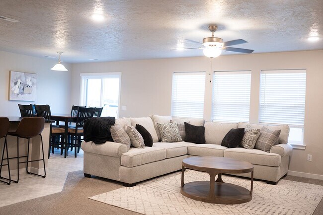 Building Photo - 4 bed 2 bath with bonus room