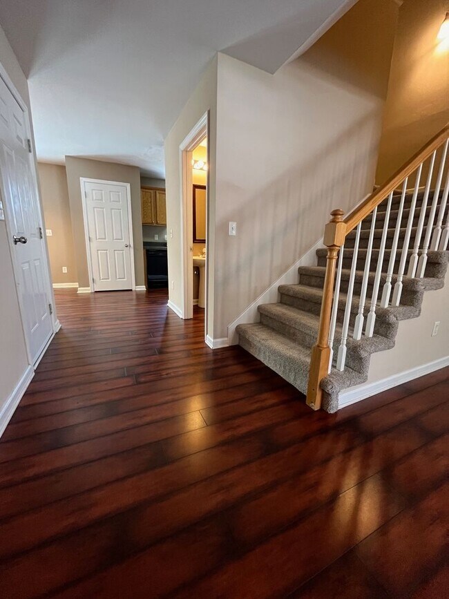 Building Photo - Knoxville 37923 - 2 bedroom, 2.5 Condo - C...