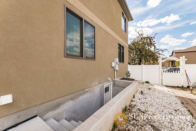 Building Photo - Beautiful Basement  Apartment In Riverton!