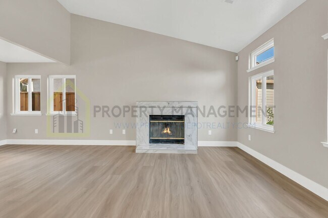 Building Photo - Completely Renovated 4-Bedroom Home with M...