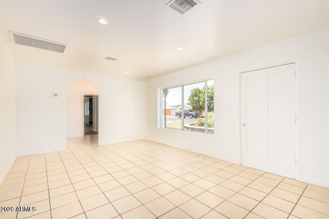 Foto del edificio - 2441 E Edgemont Ave