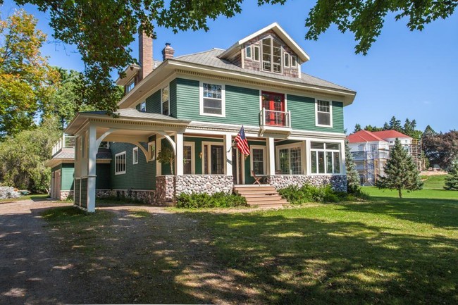 Building Photo - 1900 Shoreline Dr