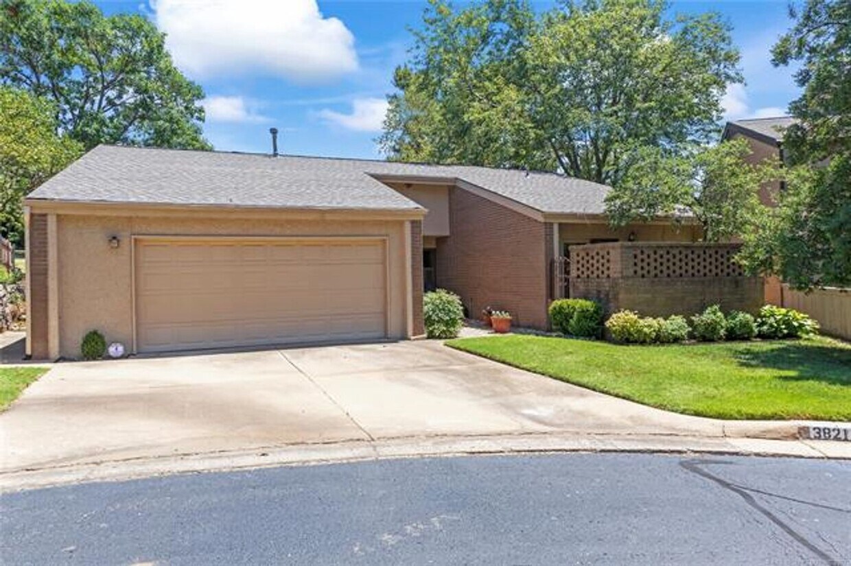 Foto principal - Gorgeous home in Point South! Lawn care in...