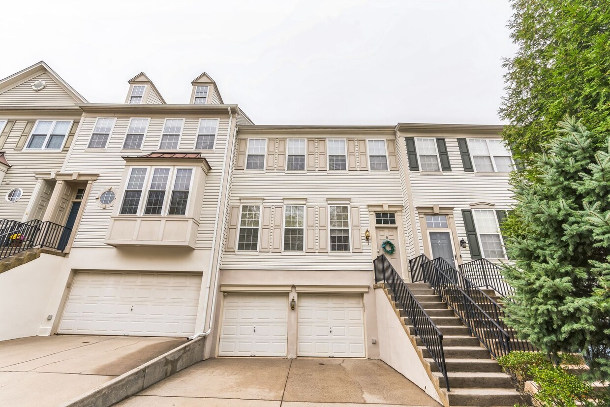 Foto principal - Gorgeous 3 Bedroom, 2.5 Bath Townhome In L...