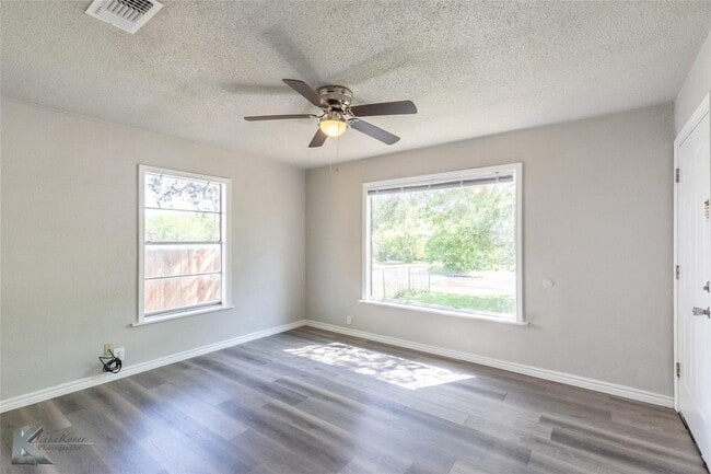 Building Photo - 850 Sunset Dr
