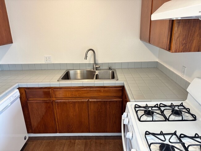 Building Photo - 410 E Fallbrook St