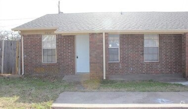 Building Photo - 2032 Oakwood Ct