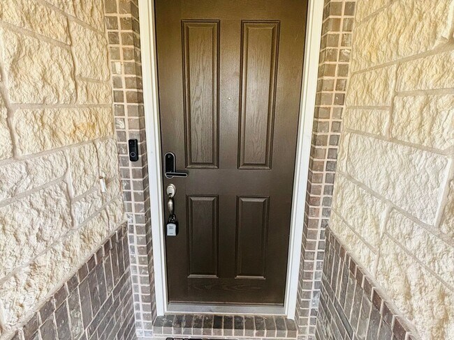 Foto del edificio - 4 Bed/3.5 Bath Single Family Home in Round...