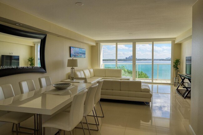 Foto del edificio - 100 Bayview Dr