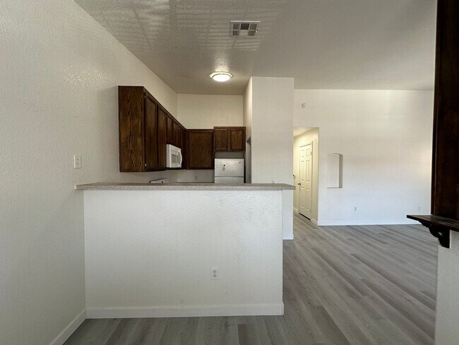 Foto del edificio - Hate carpet? There is no carpet here!