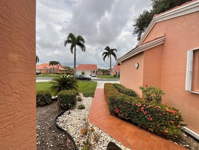Foto del edificio - 5574 Royal Lake Cir