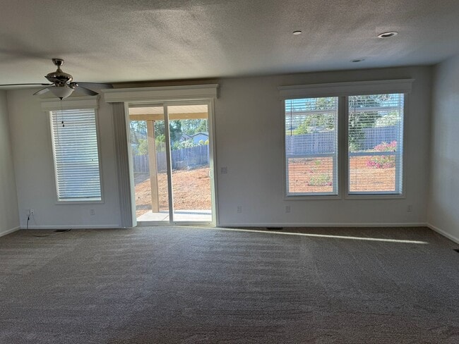 Building Photo - Fresh, Bright & Move-In Ready on Arrowhead...