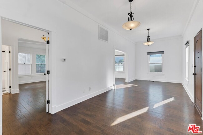 Foto del edificio - 6117 Glen Holly St