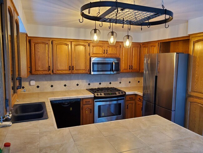 Foto del edificio - Versatile 4BR/2BA Split-Level South Hill H...