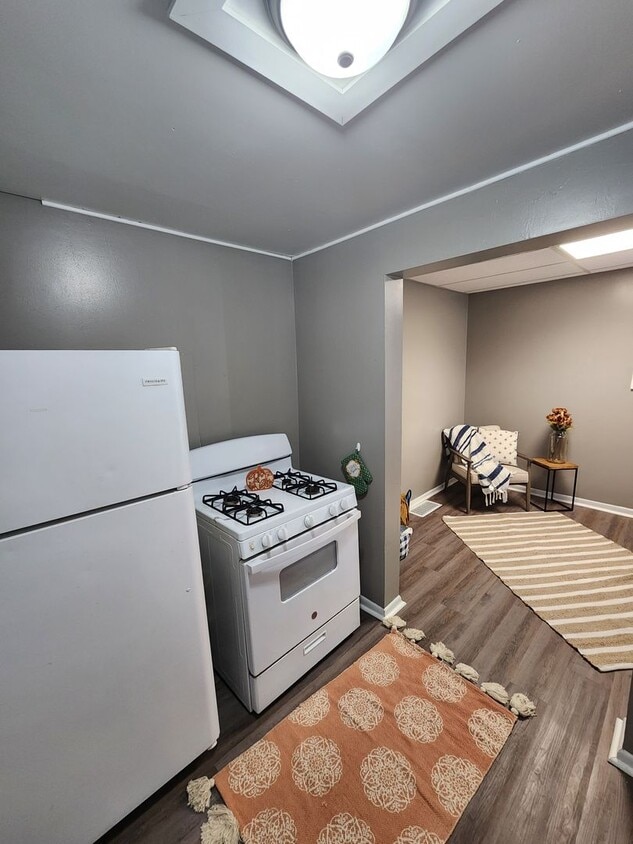 Foto principal - Updated 1 bedroom 1st floor apartment