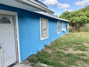 Building Photo - 707 W Lakeside Dr