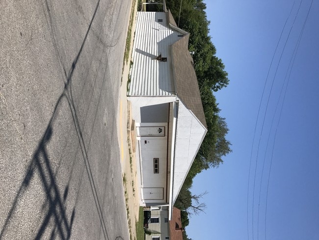Building Photo - 661 S New Ave